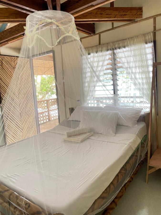 Bed and Breakfast Borbon'S Treehouse By The Sea Mambajao Exterior foto